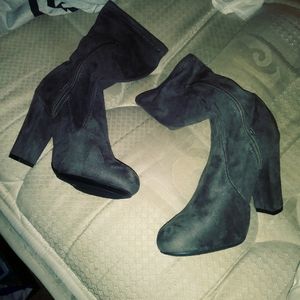 A pair of size 6 suead boots